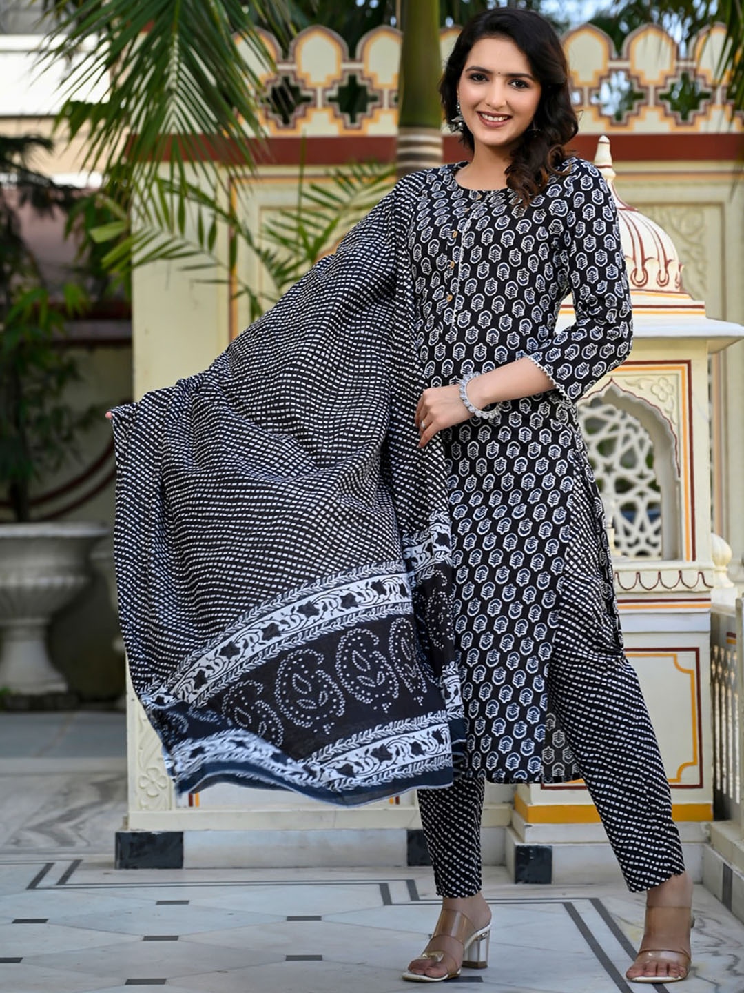 

Chandbaali Women Floral Printed Regular Gotta Patti Pure Cotton Kurta with Trousers & With Dupatta, Black