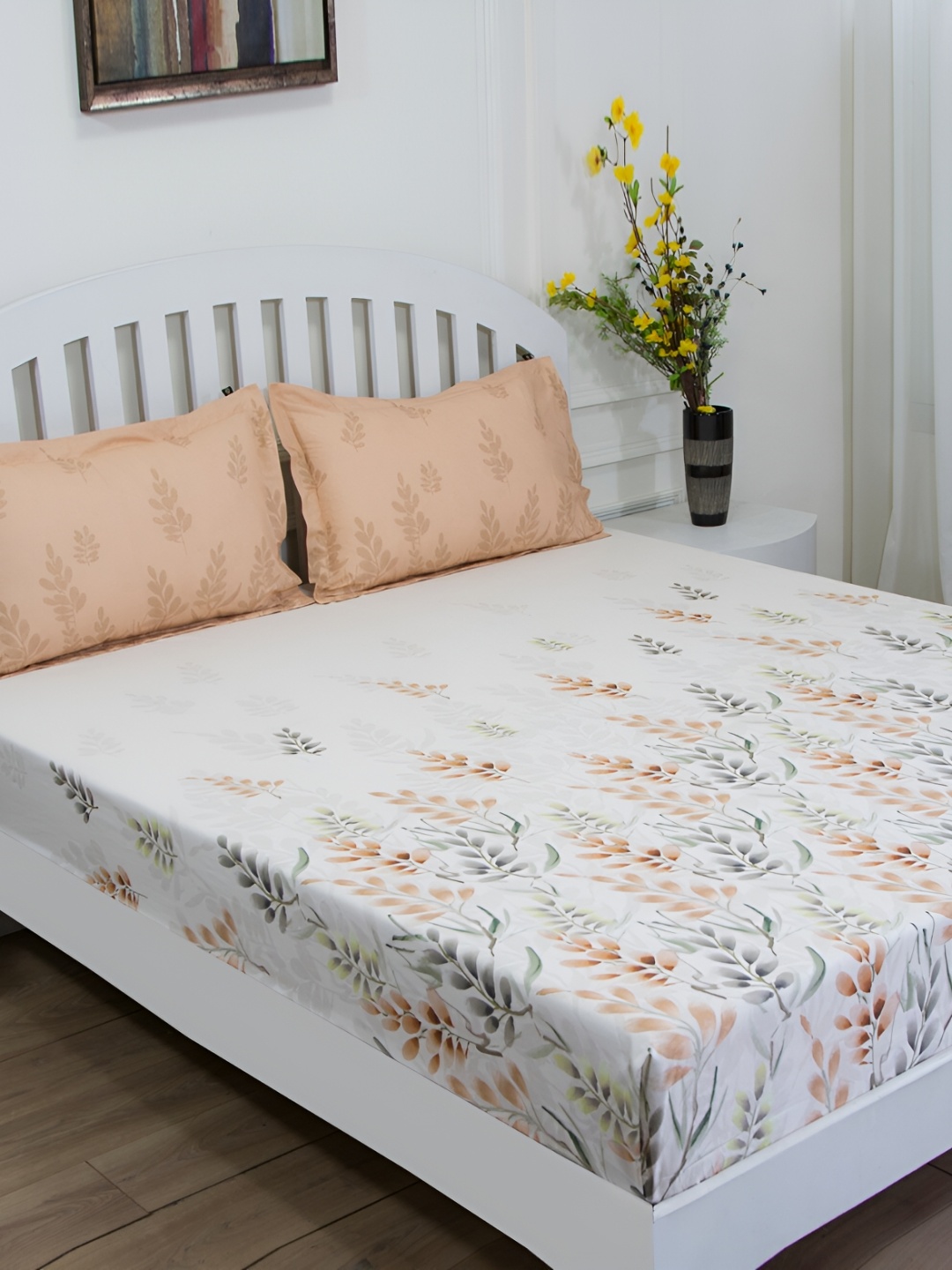 

GM Peach-Coloured & Grey Graphic 144 TC Queen Bedsheet with 2 Pillow Covers