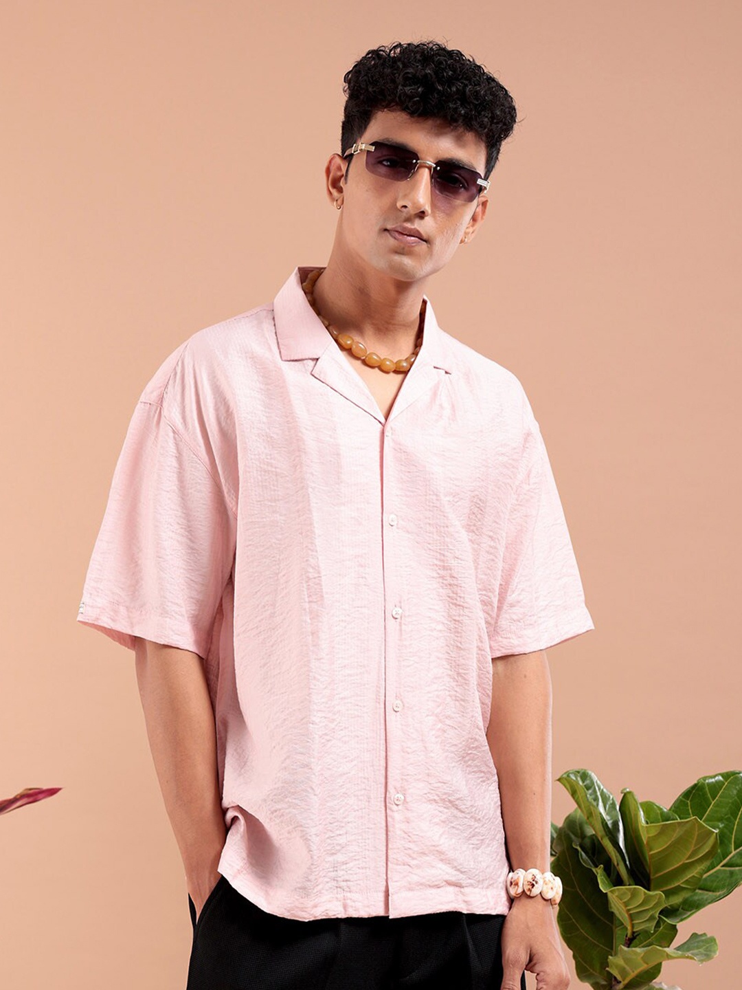 

The Indian Garage Co Men Relaxed Fit Dobby Self Design Resortwear Shirt, Pink