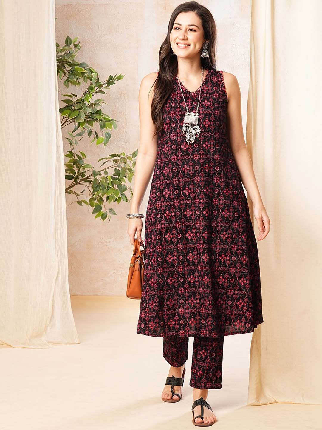 

Globus Geometric Printed A-Line Kurta & Pant Set, Black