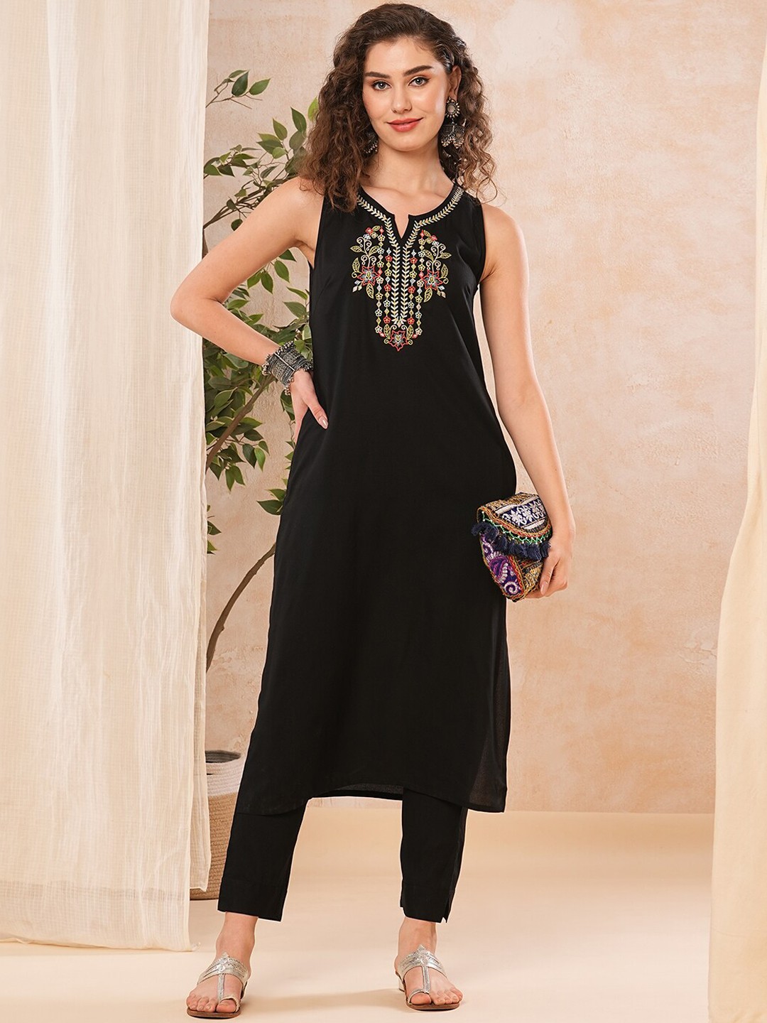 

Globus Floral Embroidered Straight Kurta & Elasticated Pants Fusion Set, Black