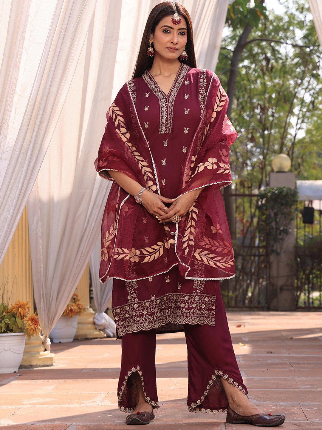

Armaan Ethnic Women Ethnic Motifs Embroidered Kurta with Palazzos & Dupatta, Maroon