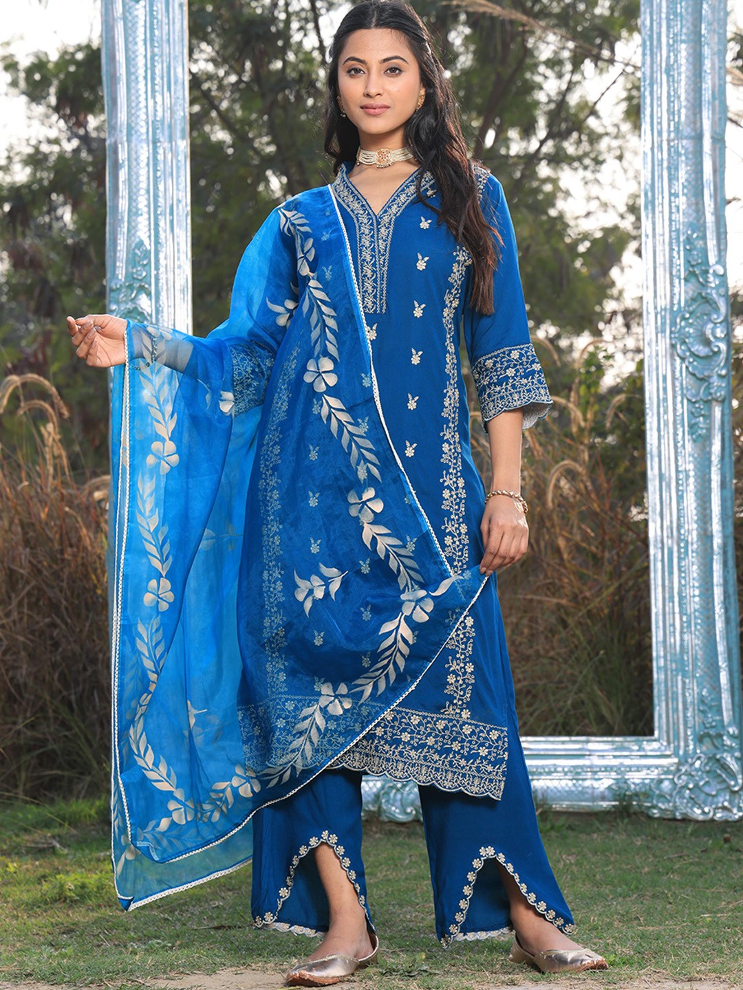 

Armaan Ethnic Women Ethnic Motifs Embroidered Thread Work Kurta & Trousers With Dupatta, Navy blue