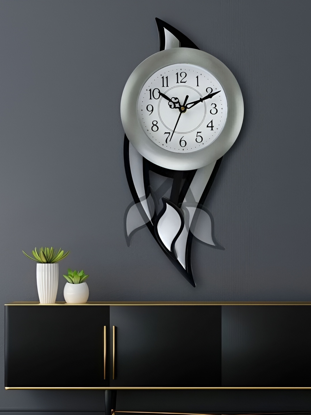 

Attractionz Silver-Toned & White Textured Round Shaped Contemporary Wall Clock