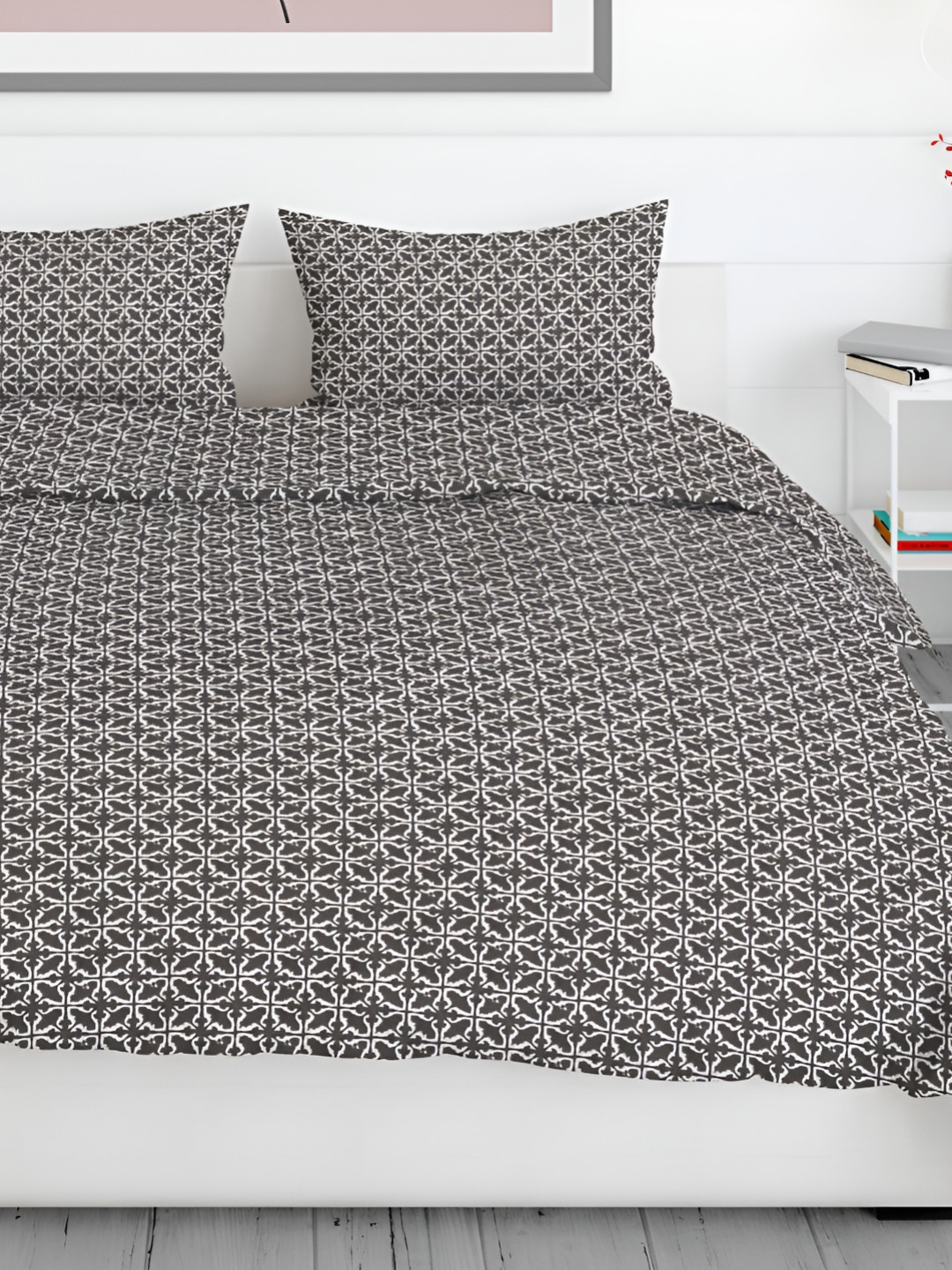 

Aura Green & White Geometric 200 TC Queen Bedsheet with 2 Pillow Covers