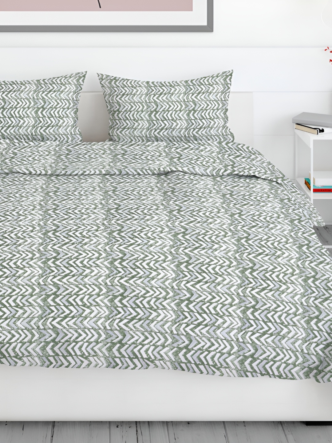 

Aura Green & White Geometric 200 TC Queen Bedsheet with 2 Pillow Covers