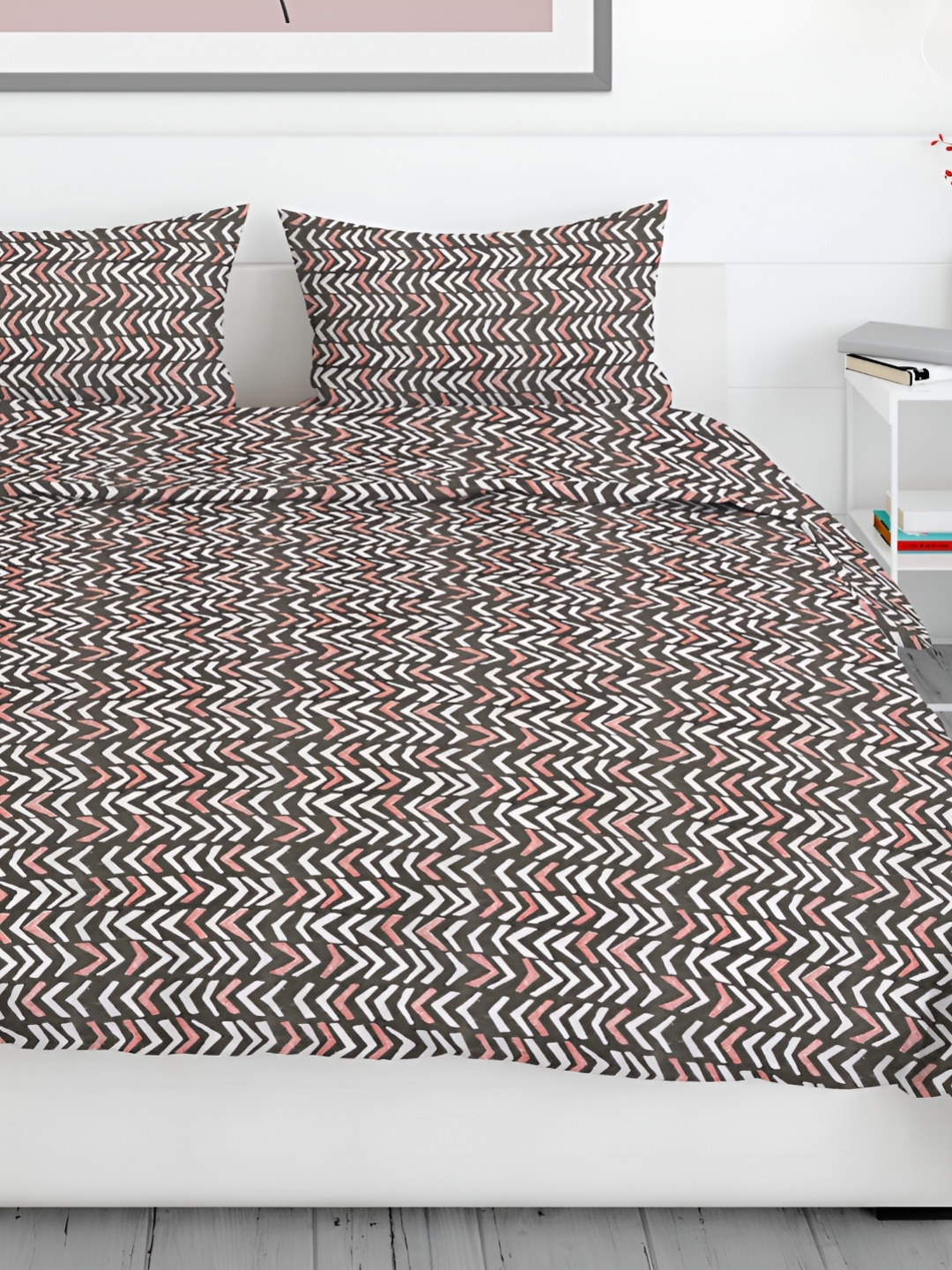 

Aura White & Peach-Coloured Geometric 200 TC Queen Bedsheet with 2 Pillow Covers