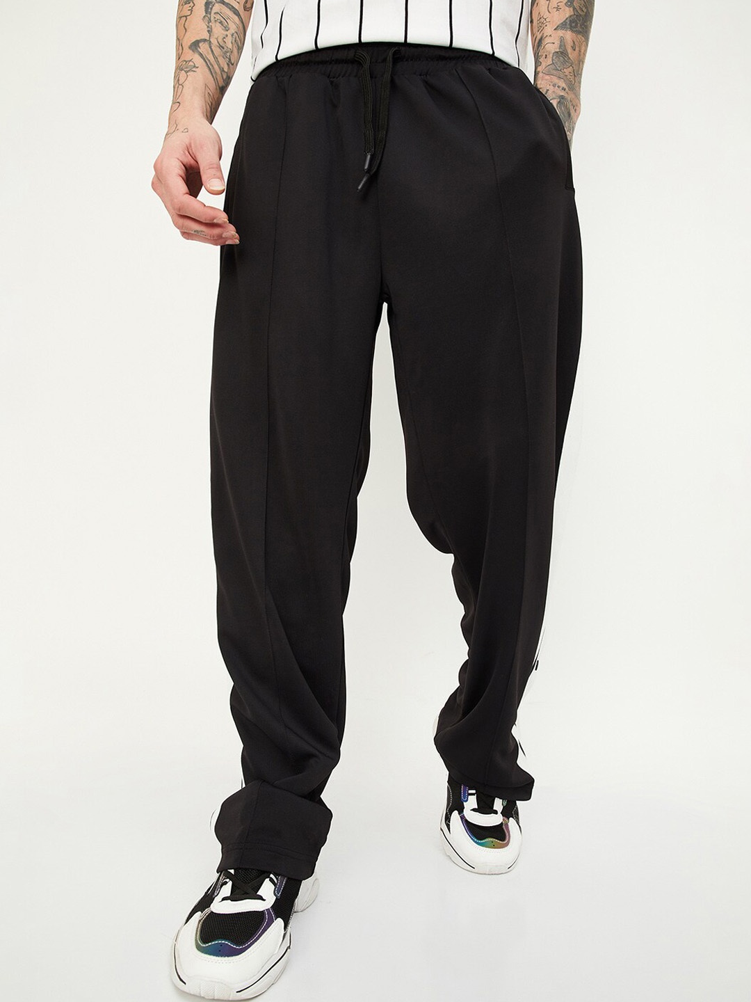 

max Men Solid Mid-Rise Track Pants, Black