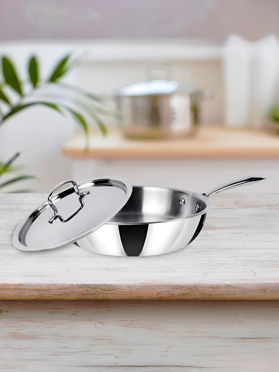 

USHA SHRIRAM Black Stainless Steel Microwave Safe Frying Pan with Lid 1.5 L