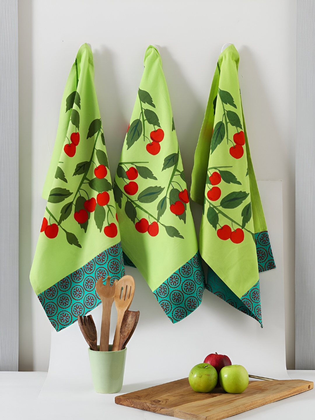 

TARAN LIVING 3-pcs Green & Red Printed Cotton Kitchen Towels