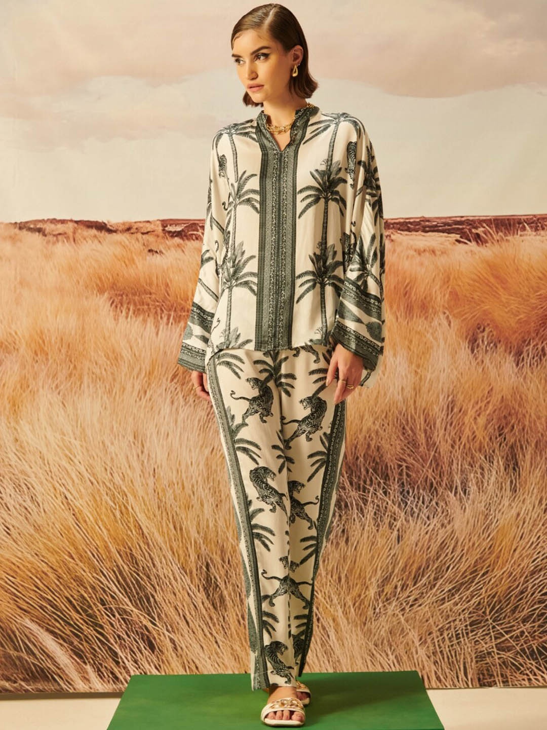 

DUSK ATTIRE Printed V-Neck Top & Mid-Rise Trouser, Black