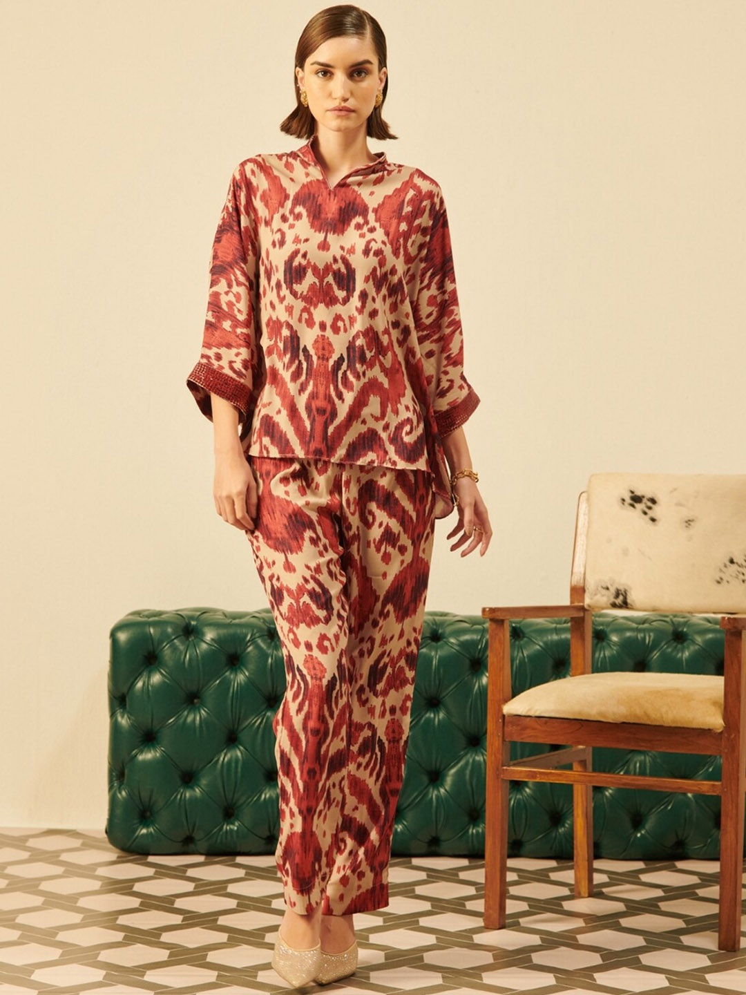 

DUSK ATTIRE Printed V-Neck Top & Mid-Rise Trouser, Red