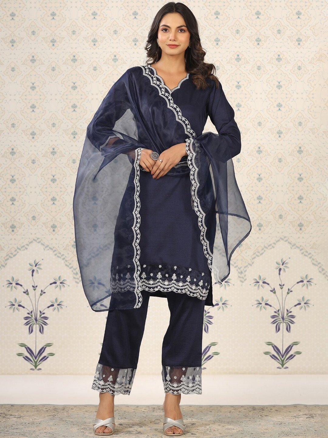 

Ode by House of Pataudi Women Floral Embroidered Regular Thread Work Kurta with Trousers & With Dupatta, Navy blue