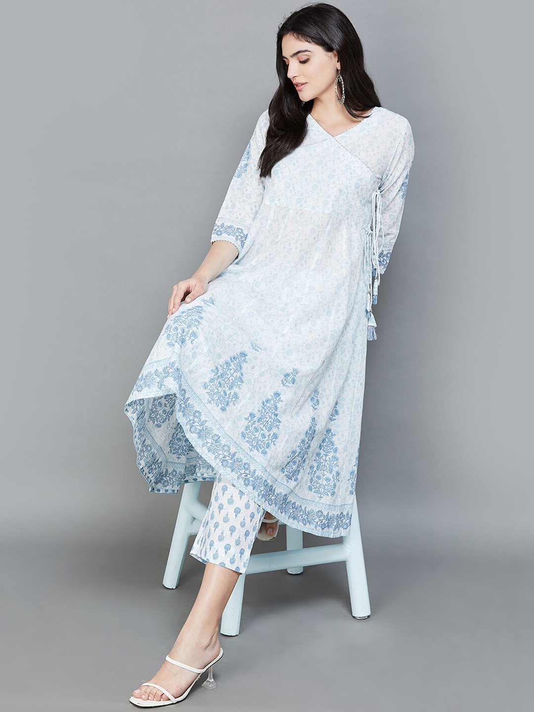 

Melange by Lifestyle Floral Printed Angrakha Gotta Patti Pure Cotton Kurta with Pyjamas, Violet