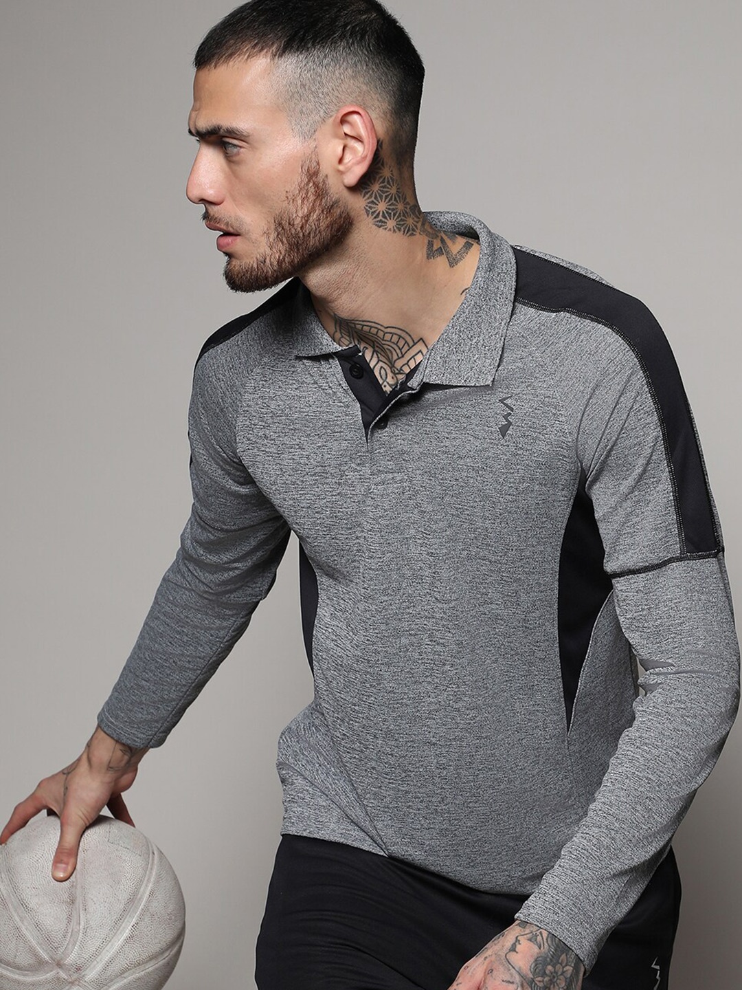 

Campus Sutra Men Colourblocked V-Neck Pockets T-shirt, Black