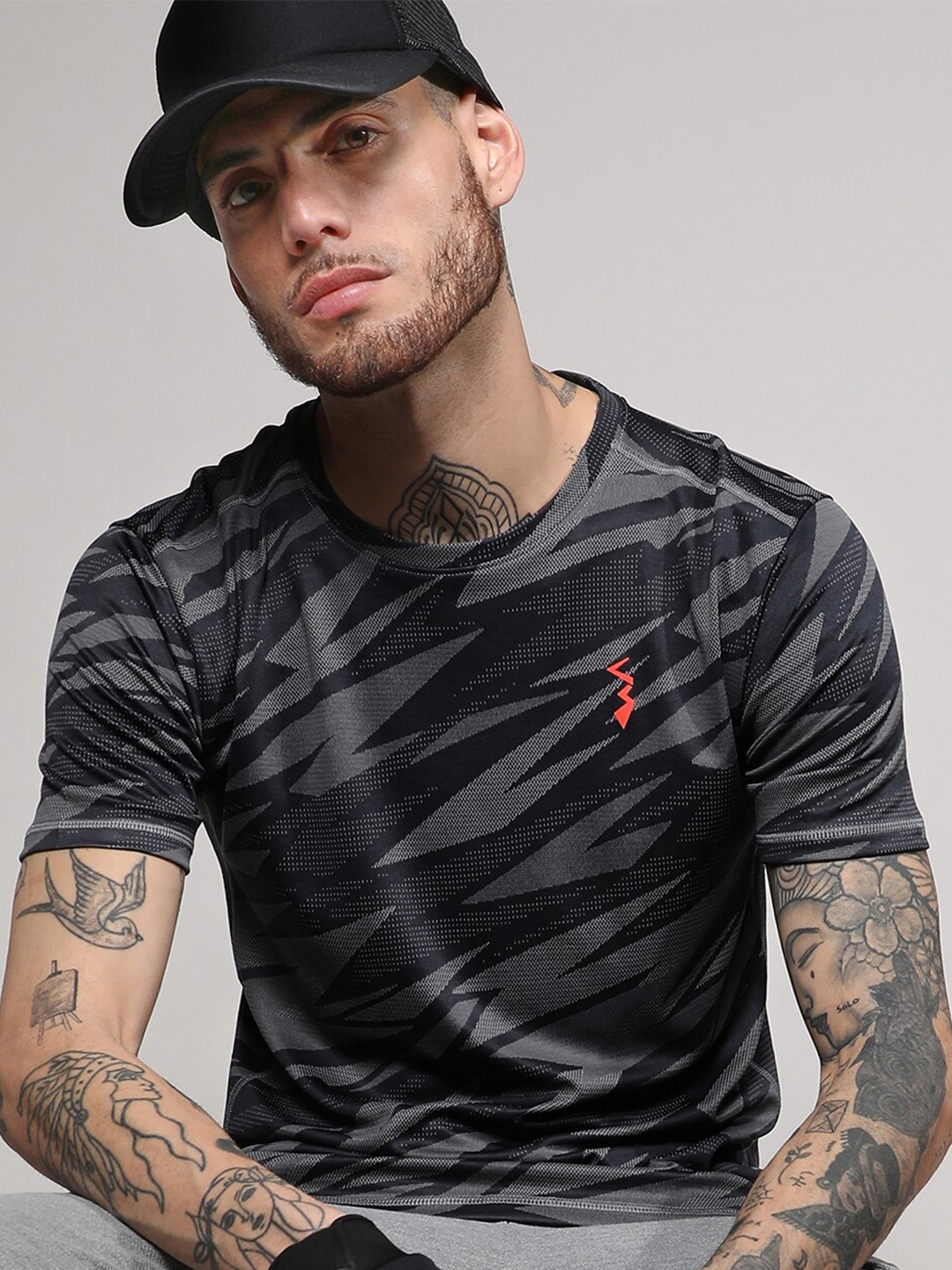 

Campus Sutra Men Applique T-shirt, Grey