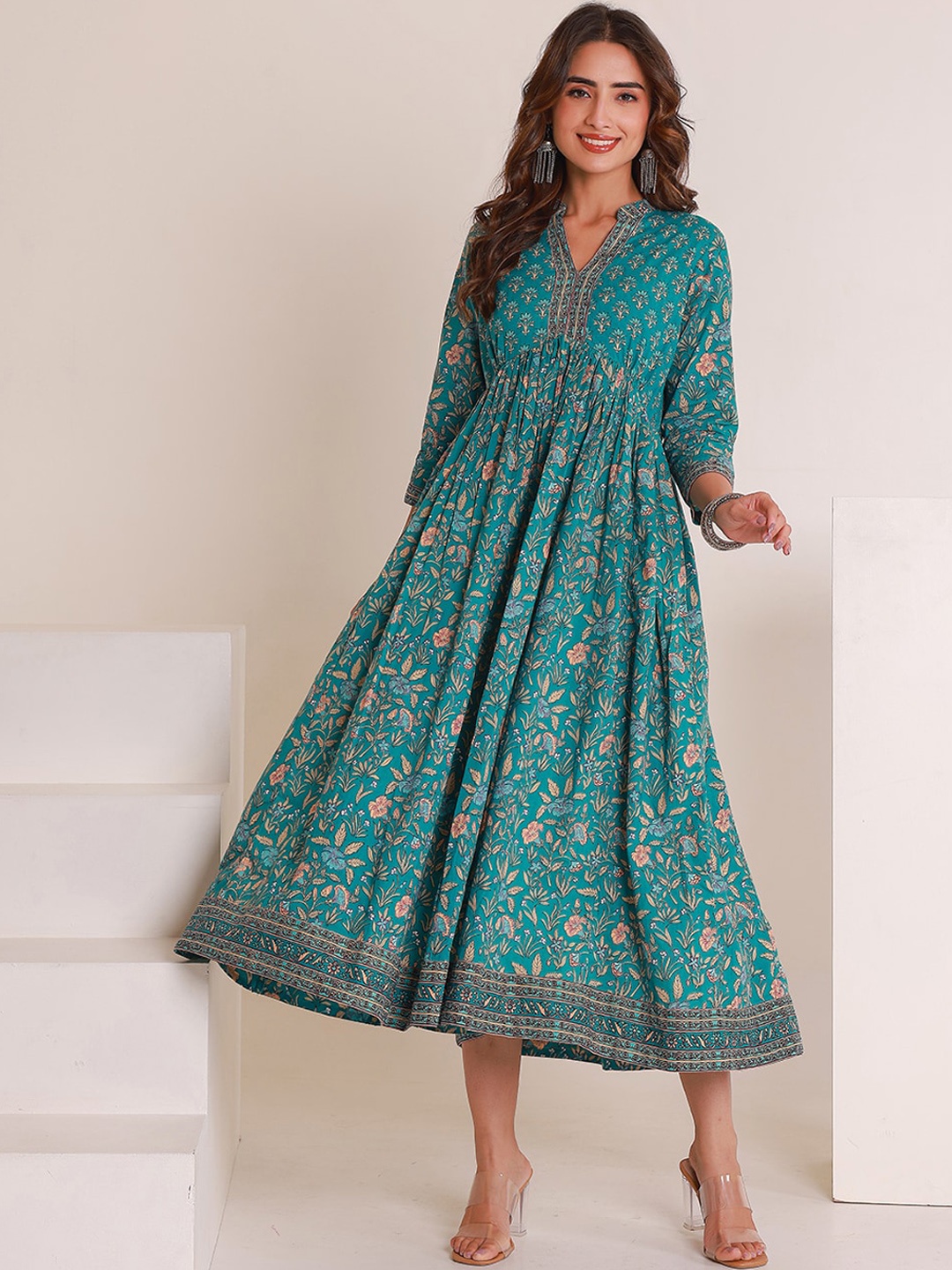 

GULAB CHAND TRENDS Paisley Printed Cold-Shoulder Sleeves Thread Work Floral Anarkali Kurta, Green