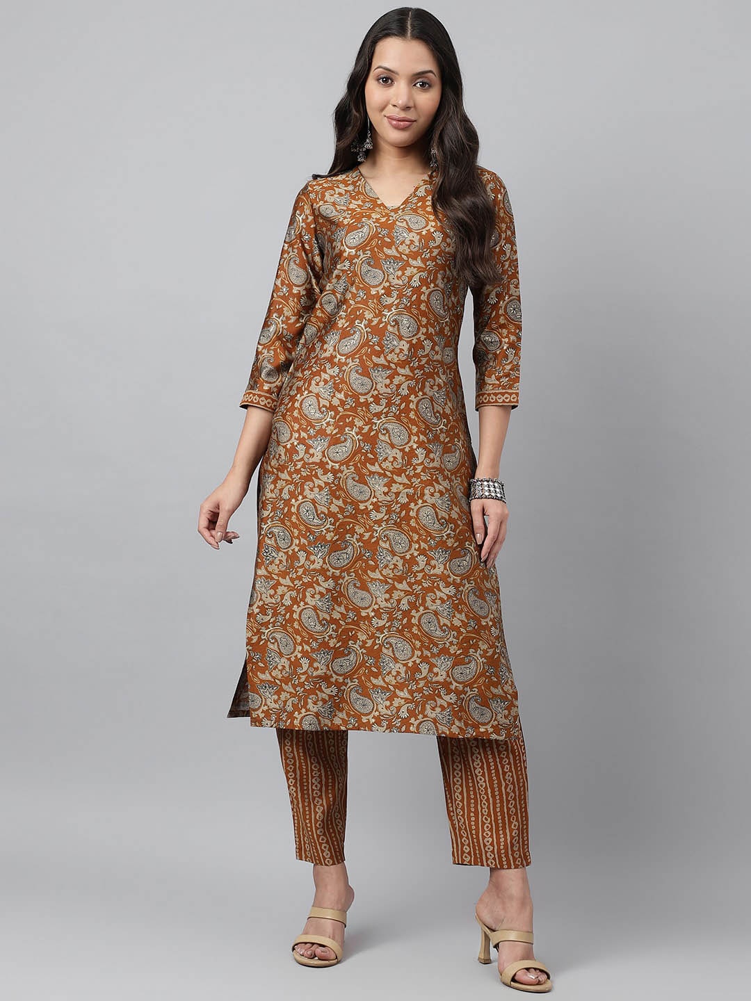 

HRITIKA Paisley Printed Regular Straight Kurta With Trousers, Brown
