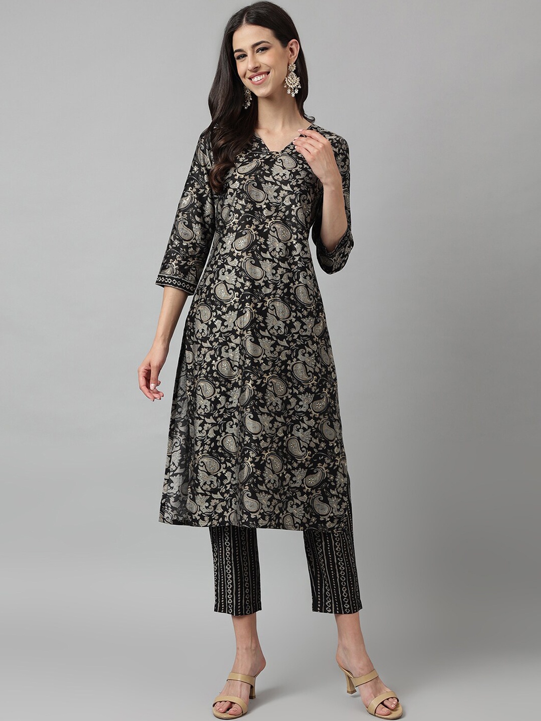 

HRITIKA Paisley Printed Regular Thread Work Kurta With Trousers, Black