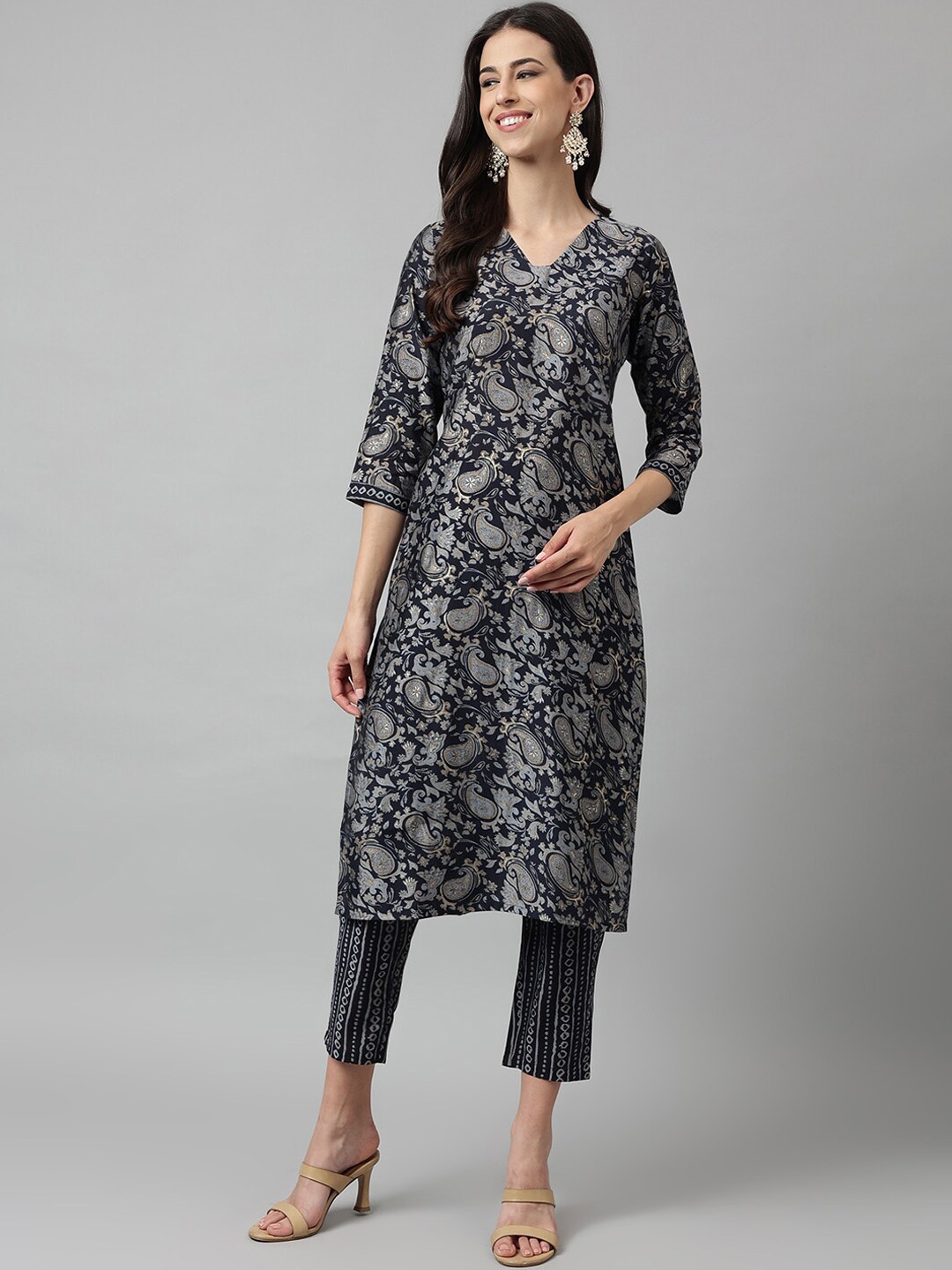 

HRITIKA Paisley Printed Regular Straight Kurta With Trousers, Navy blue