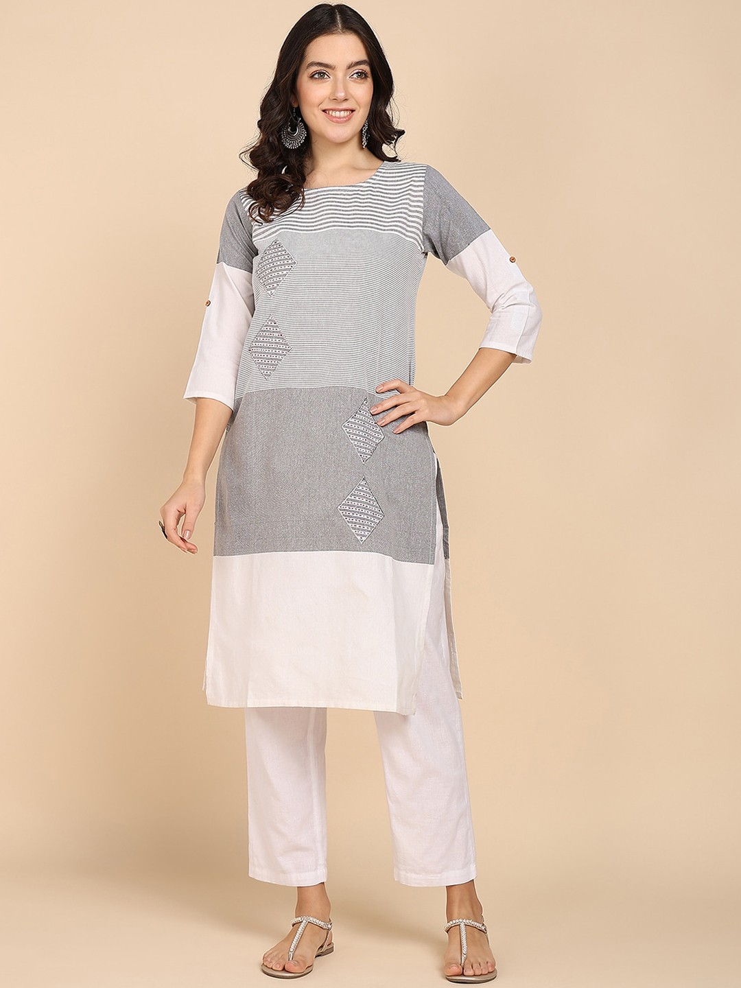 

VAHSON Colourblocked Thread Work Straight Kurta, Grey