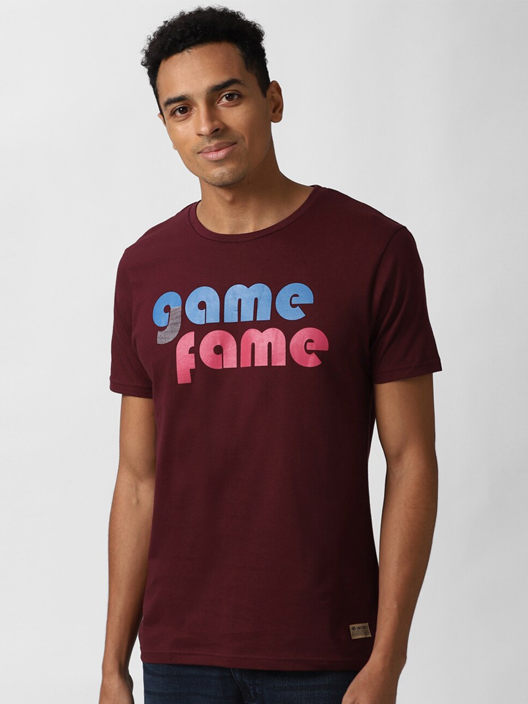 

PETER ENGLAND UNIVERSITY Men Typography Printed Applique Slim Fit T-shirt, Maroon