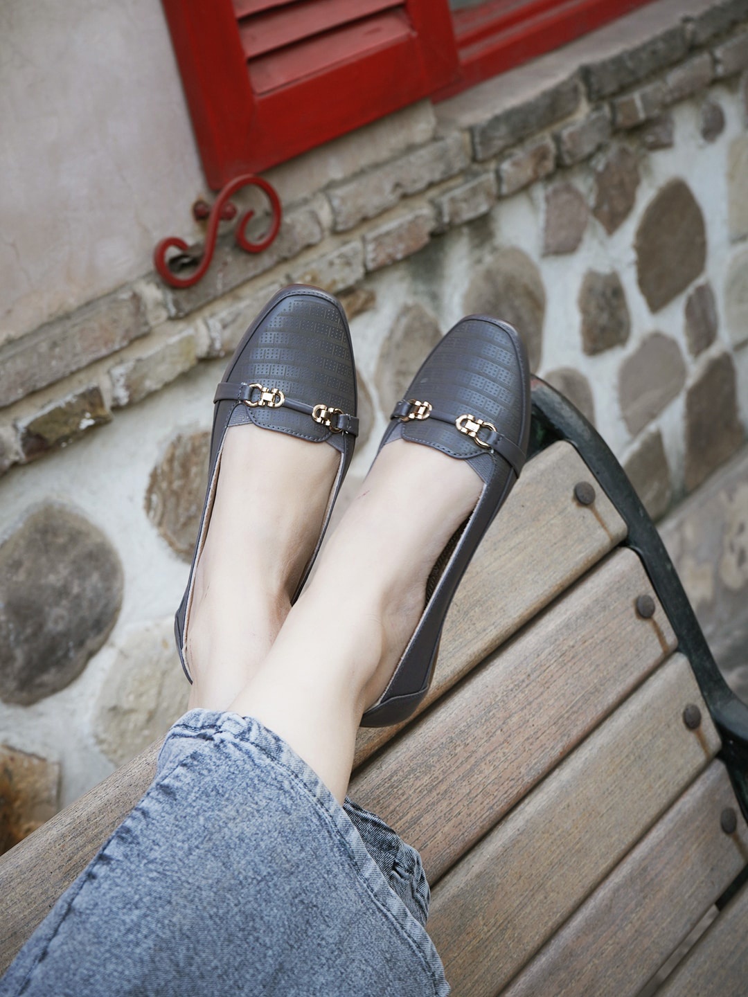 

DressBerry Grey Textured Buckle Detailed Ballerinas