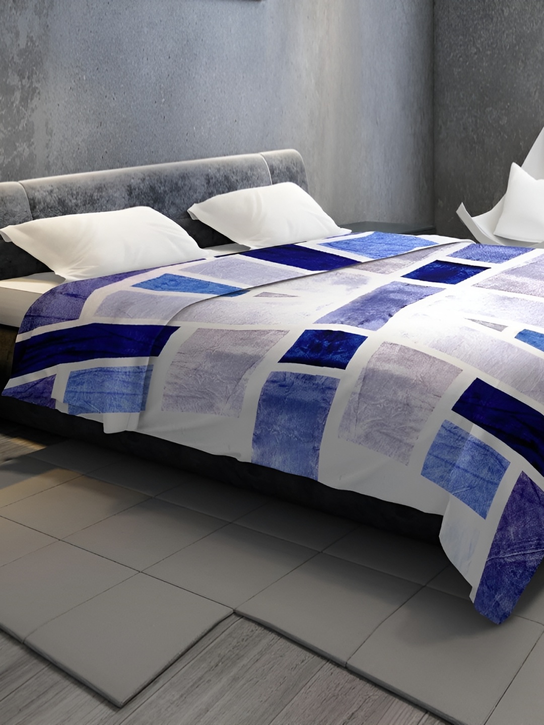 

Signature Blue & White Geometric Printed AC Room Double Bed Blanket