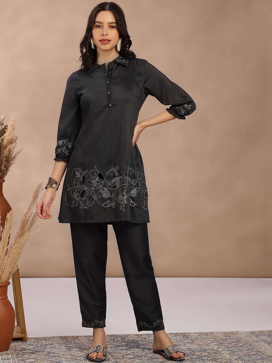 

FABMORA Women Floral Embroidered Regular Thread Work Kurta with Trousers, Grey