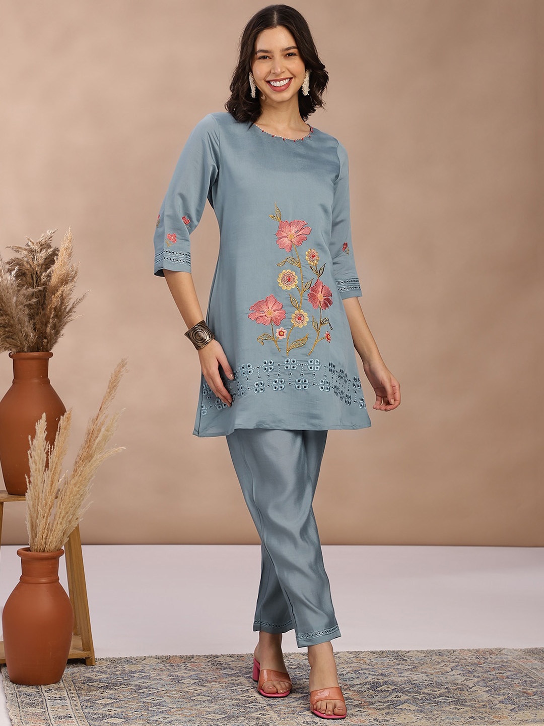 

FABMORA Floral Embroidered Regular Thread Work Kurta with Trousers, Grey