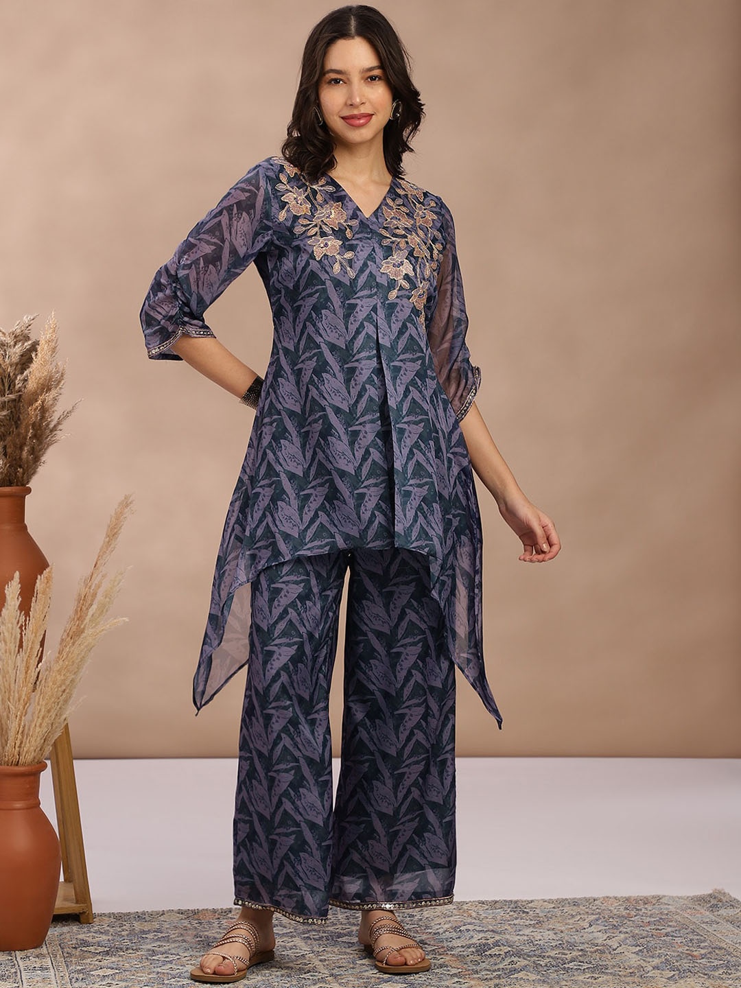 

FABMORA Floral Printed Regular Thread Work Kurta with Palazzos, Navy blue