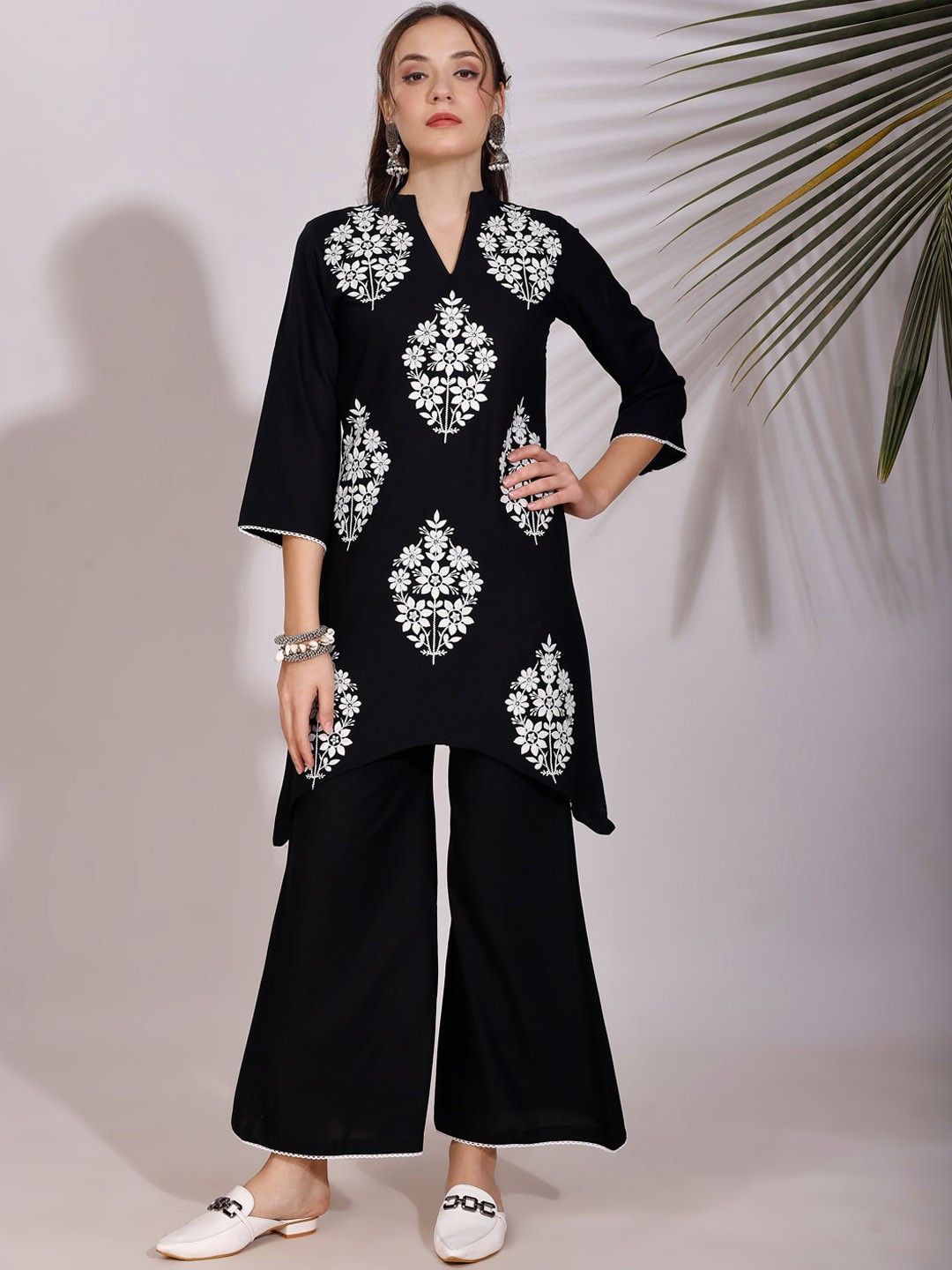 

Tikhi Imli Ethnic Motifs Embroidered Regular Thread Work Tunic With Palazzos Co-Ords Set, Black