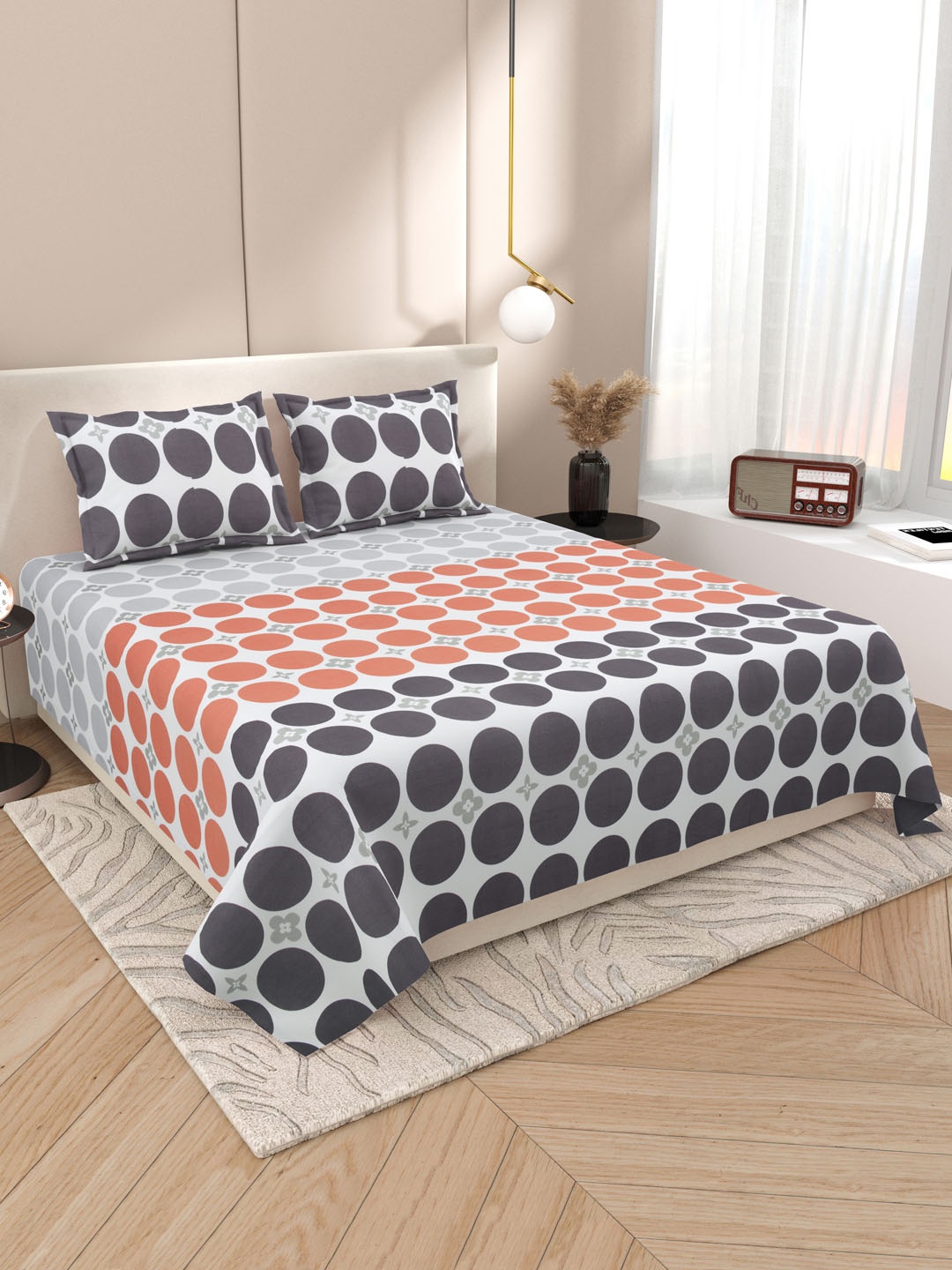 

DREAM WEAVERZ White & Orange Geometric Cotton 220 TC King Bedsheet with 2 Pillow Covers