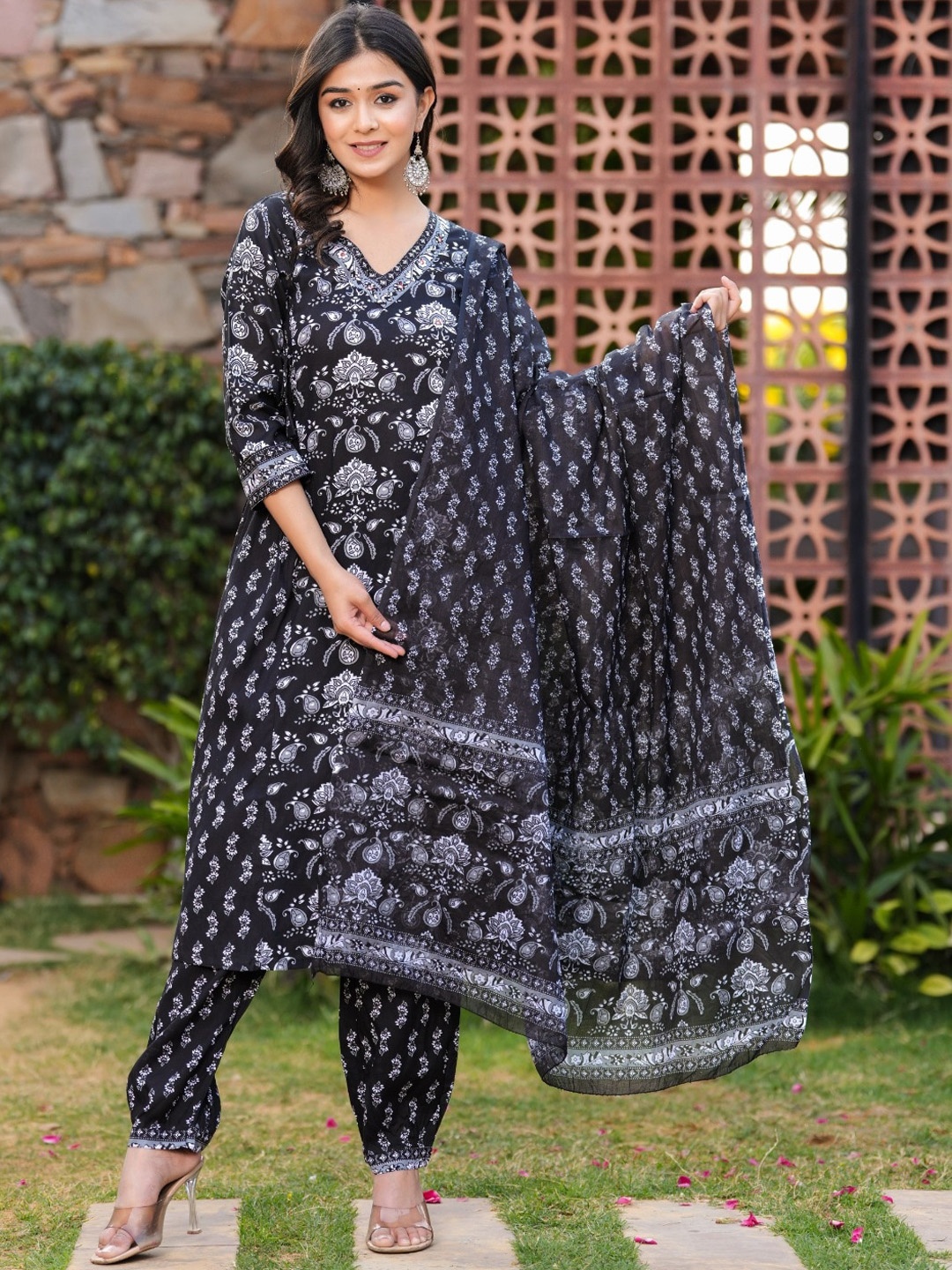 

Chandbaali Floral Printed V-Neck Straight Kurta With Salwar & Dupatta, Black