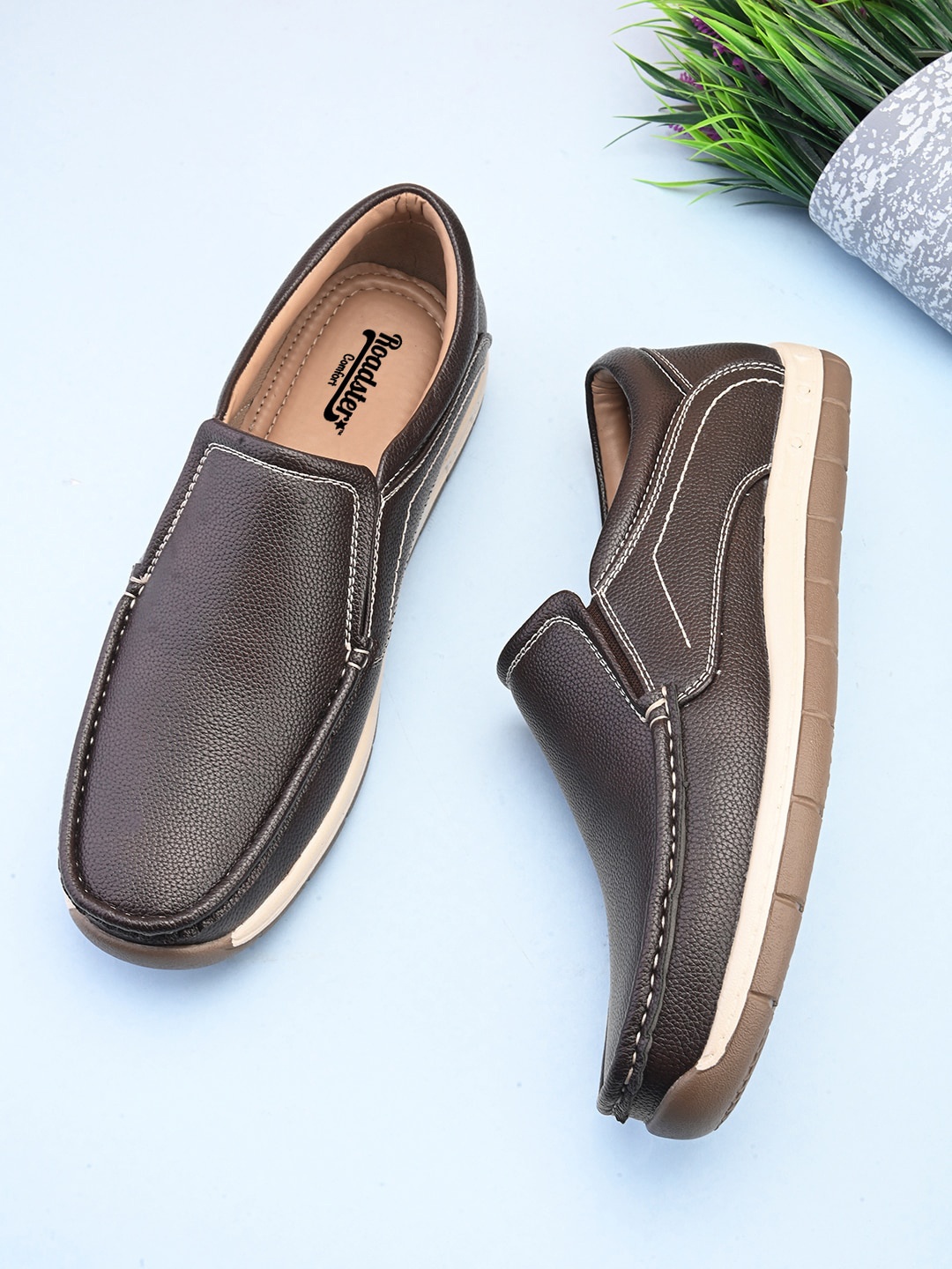 

The Roadster Lifestyle Co. Men Brown Comfort Insole Contrast Sole Slip-On Sneakers