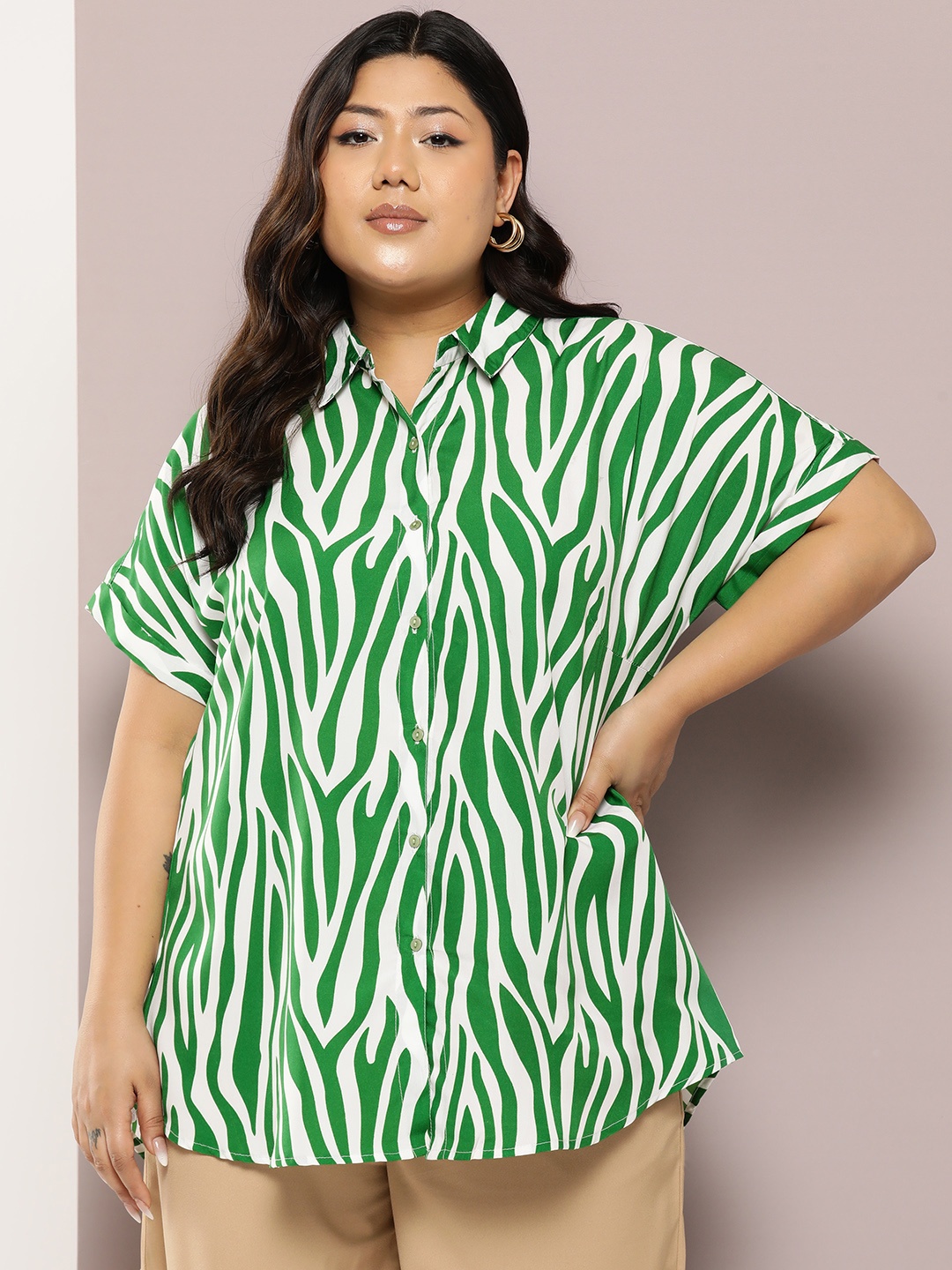 

Qurvii+ Plus Size Comfort Animal Printed Casual Shirt, Green