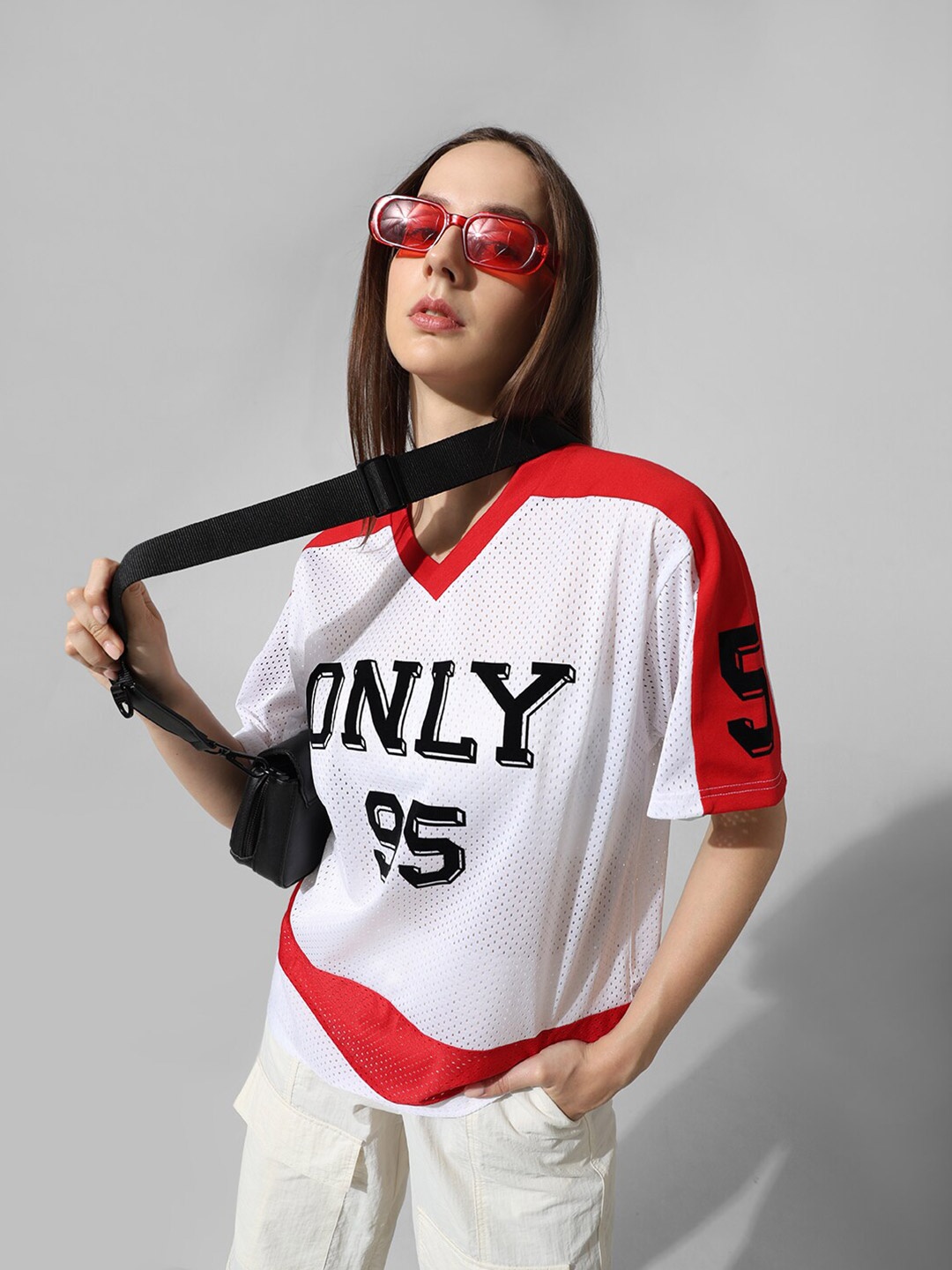 

ONLY Women Typography Colourblocked V-Neck Pockets T-shirt, White