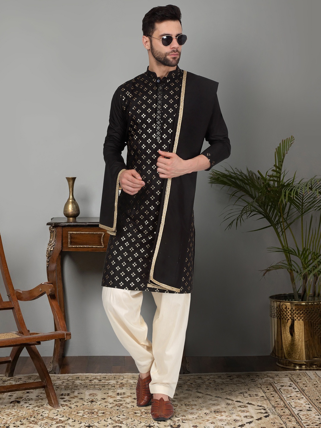 

KRAFT INDIA Floral Embroidered Regular Sequinned Kurta with Salwar & Dupatta, Black