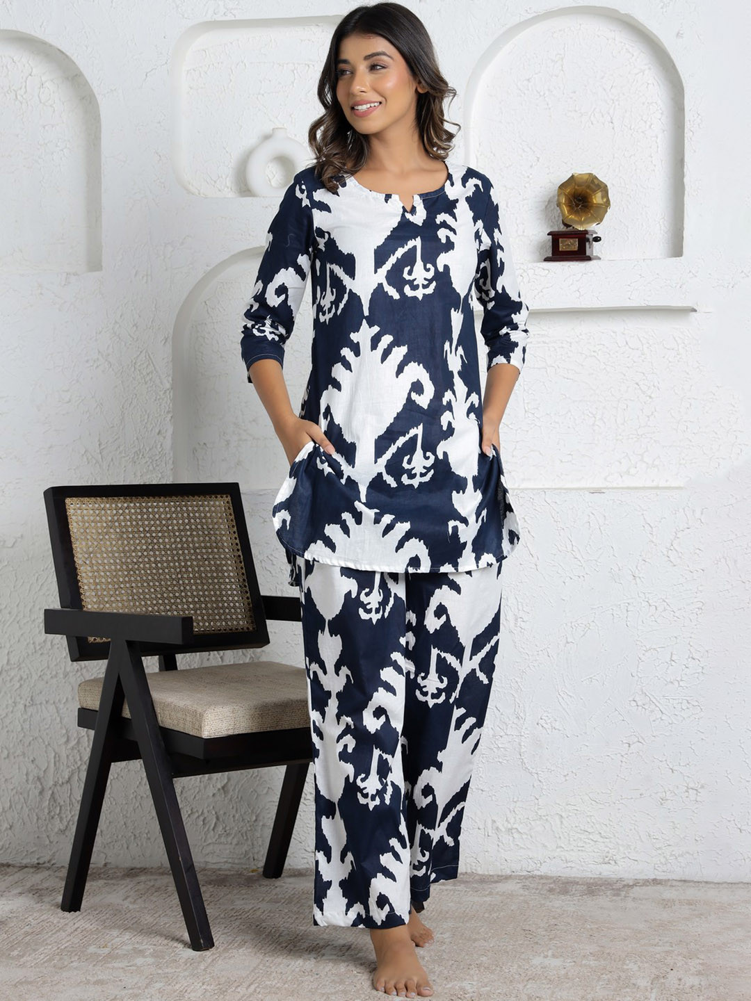 

LABEL FLAVIA Ethnic Motifs Printed Pure Cotton Night suit, Blue