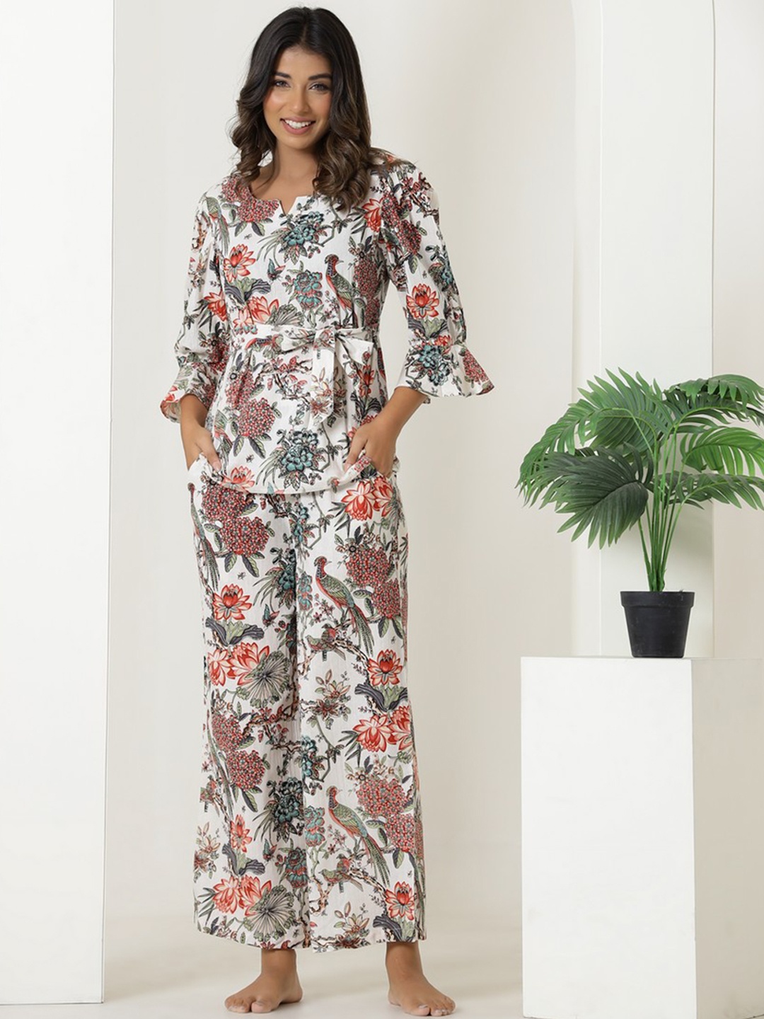 

LABEL FLAVIA Floral Printed Pure Cotton Night suit, White