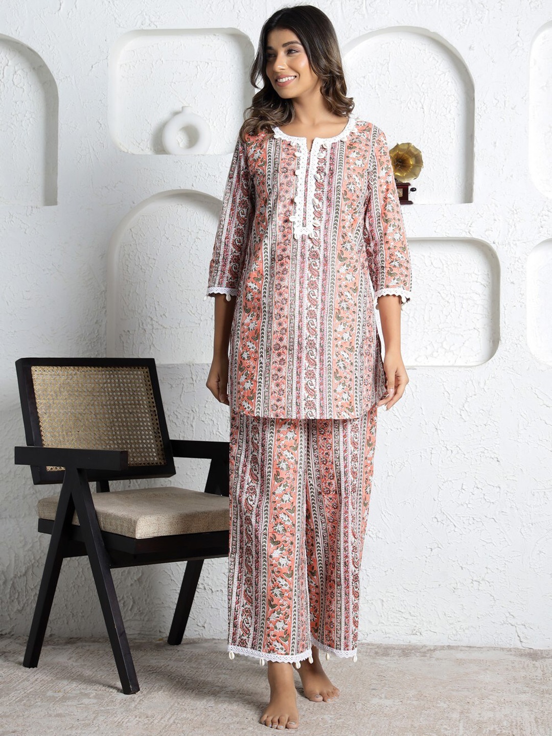 

LABEL FLAVIA Ethnic Motifs Printed Pure Cotton Kurti With Pyjamas, Peach