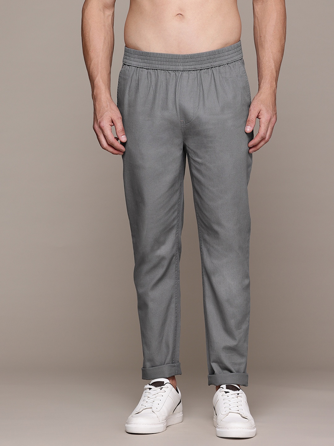 

The Roadster Lifestyle Co. Men Regular Fit Trousers, Grey