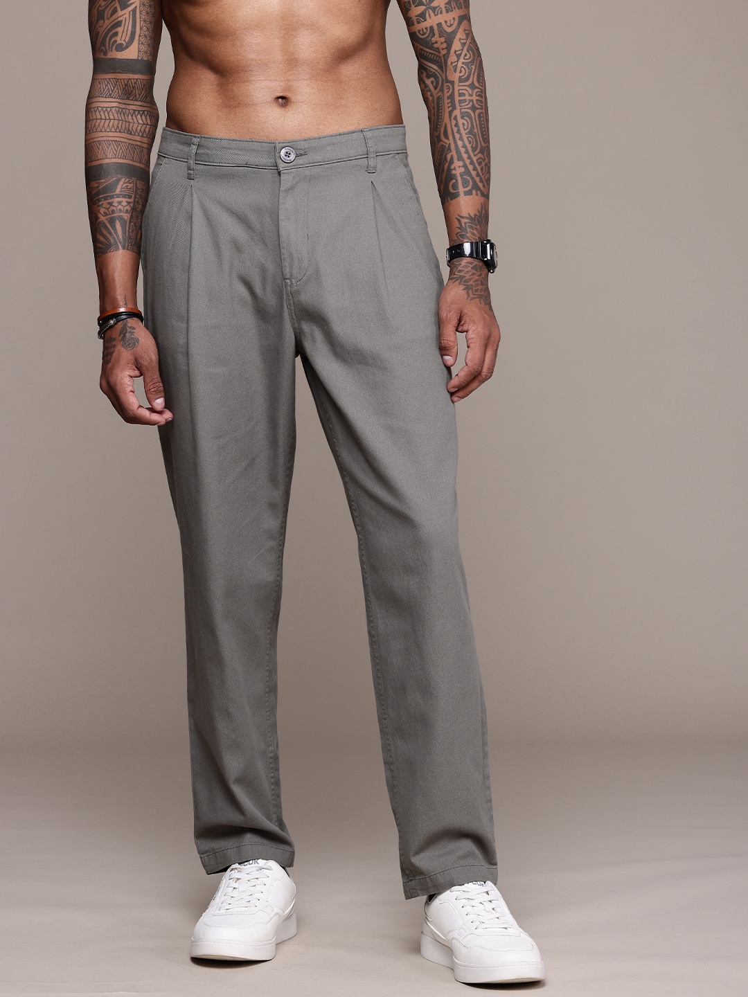 

The Roadster Life Co. Men Relaxed Pleated Chinos Trousers, Grey