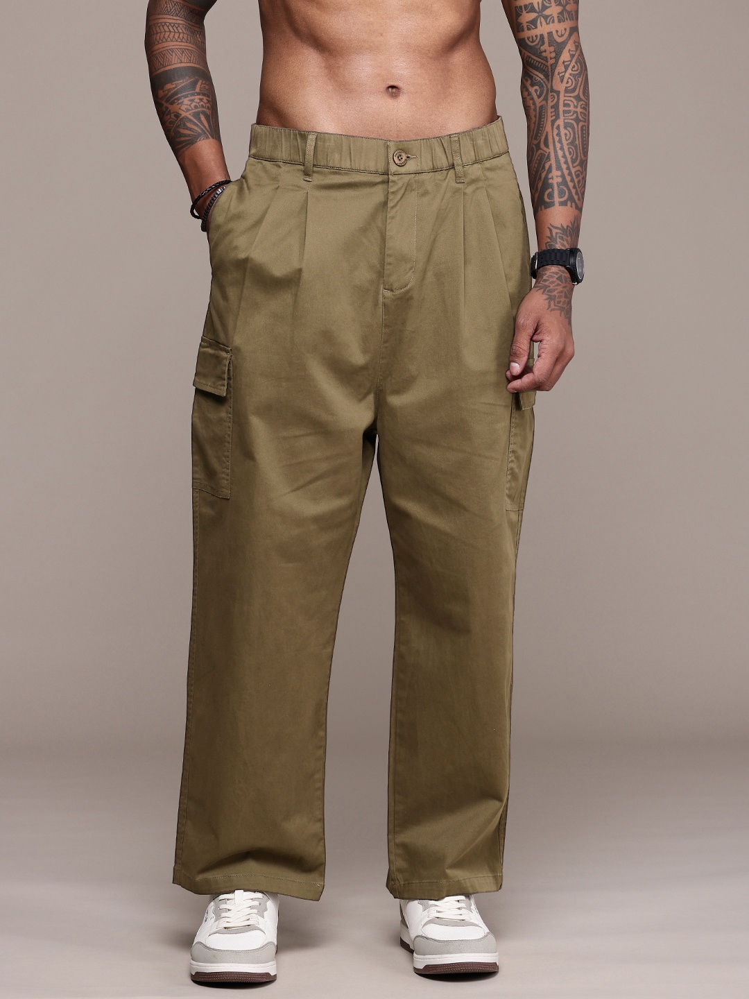 

The Roadster Life Co. Men Baggy Fit Pleated Cargo Style Chinos Trousers, Khaki