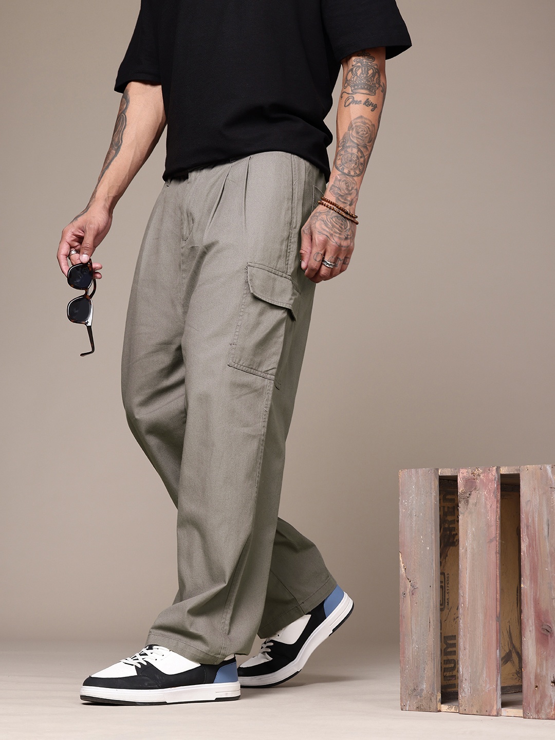 

The Roadster Life Co. Men Pure Cotton Baggy Cargos Trousers, Grey