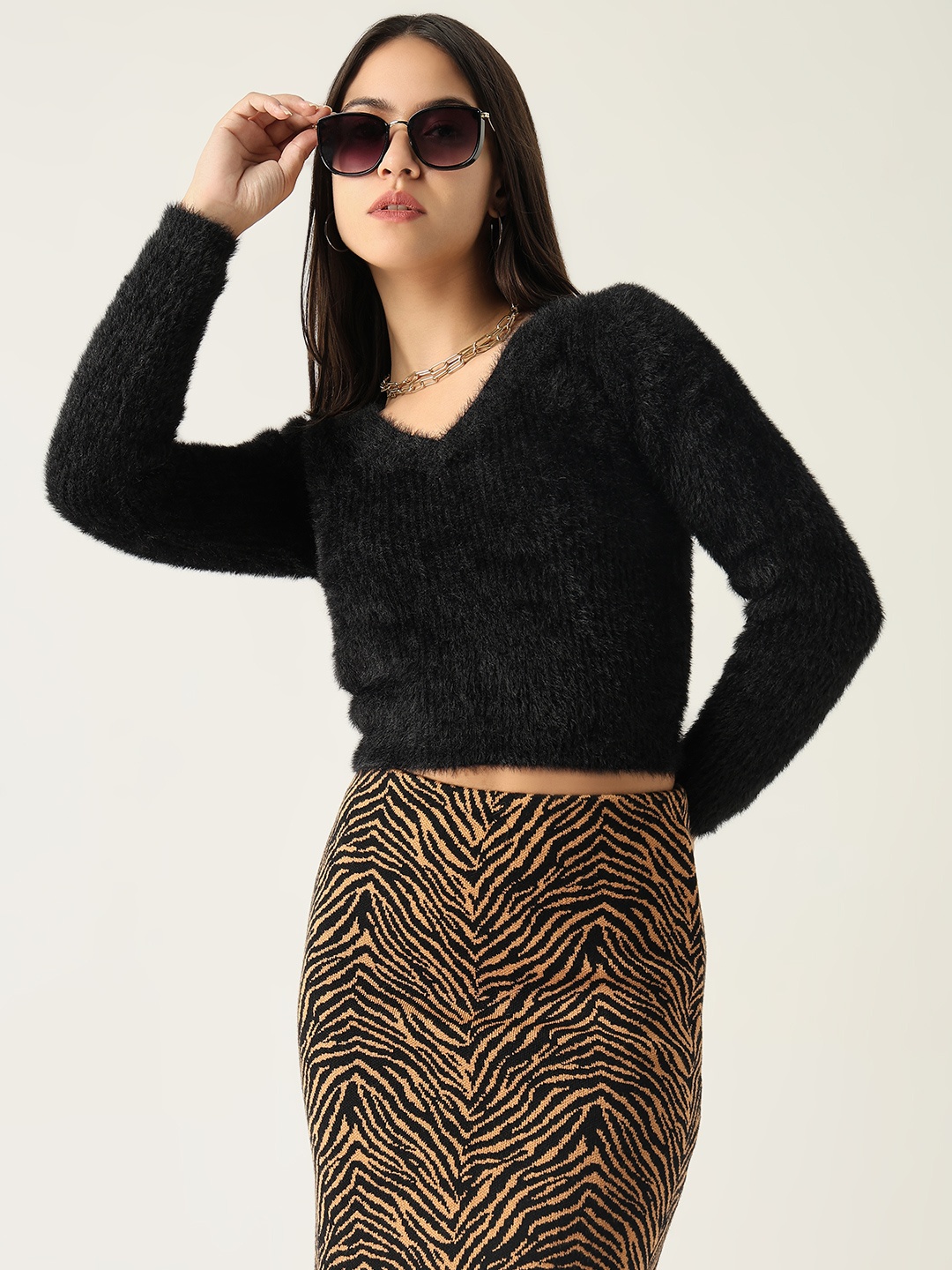 

SHOWOFF V-Neck Acrylic Fitted Crop Top, Black