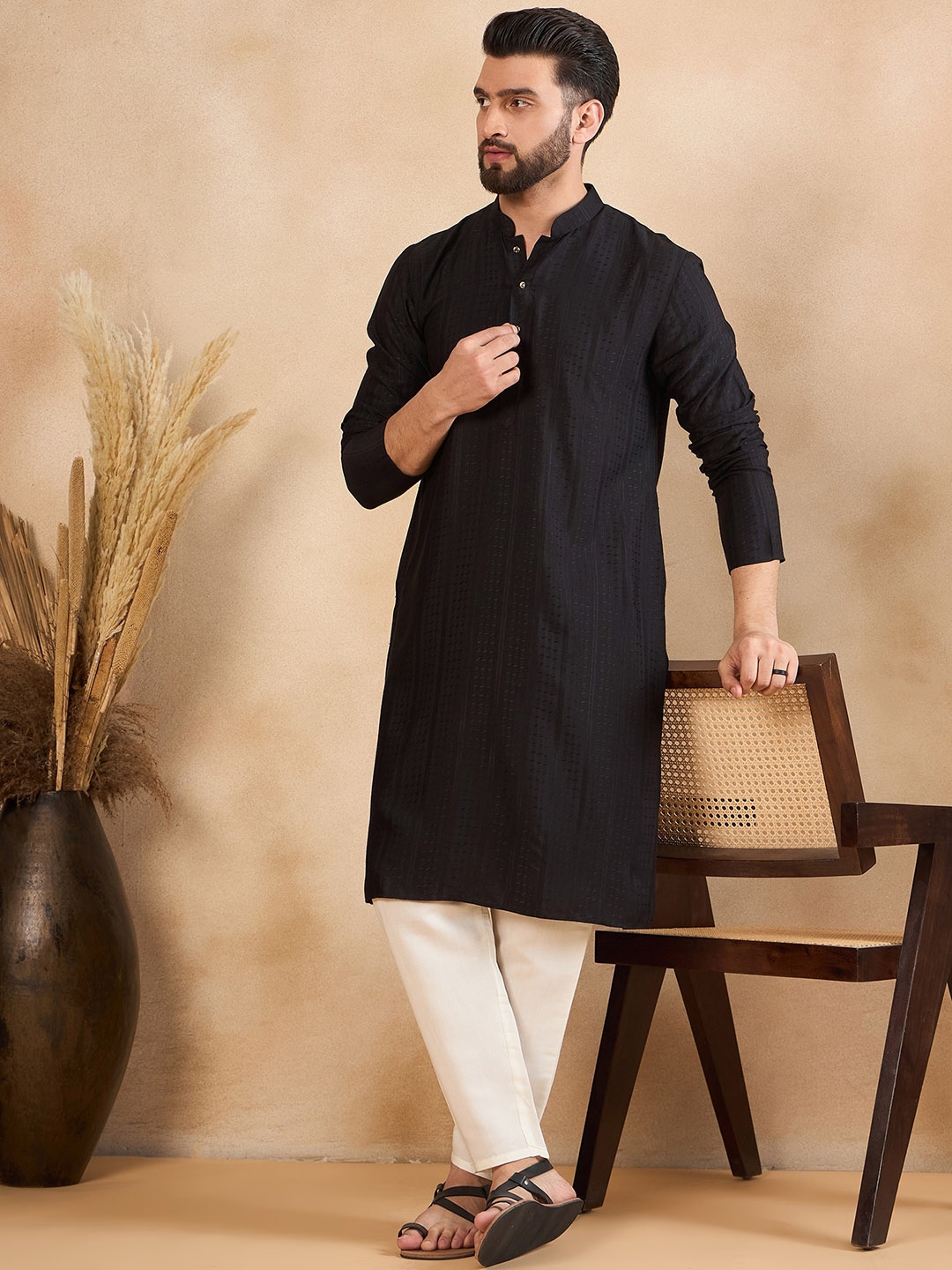 

HERE&NOW Men Thread Work Jacquard Kurta, Black
