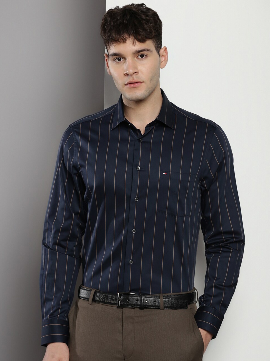 

Tommy Hilfiger Men Opaque Striped Casual Shirt, Navy blue