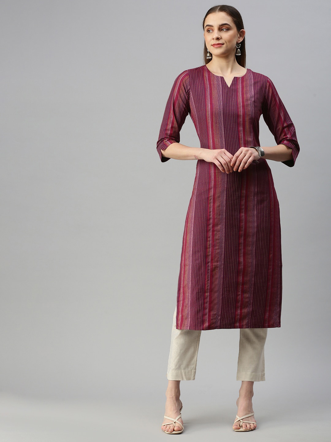 

Shaily Women Keyhole Neck Sequinned Kurta, Maroon