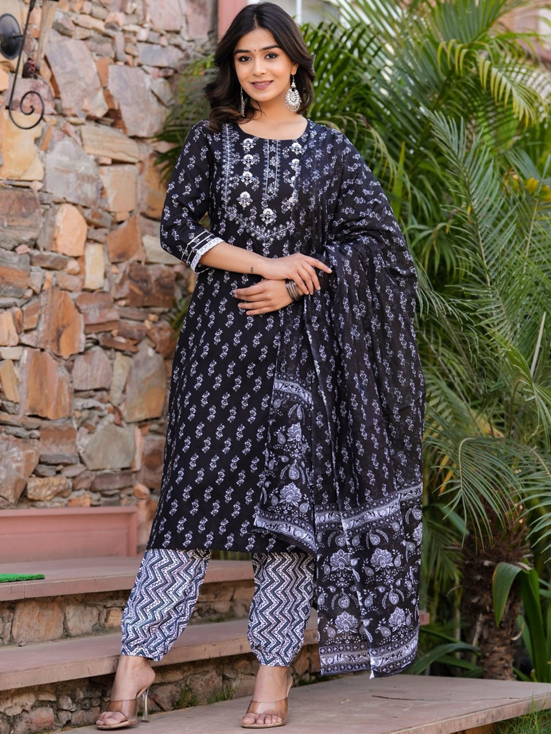 

Chandbaali Ethnic Motifs Printed Regular Kurta with Trousers & Dupatta, Black